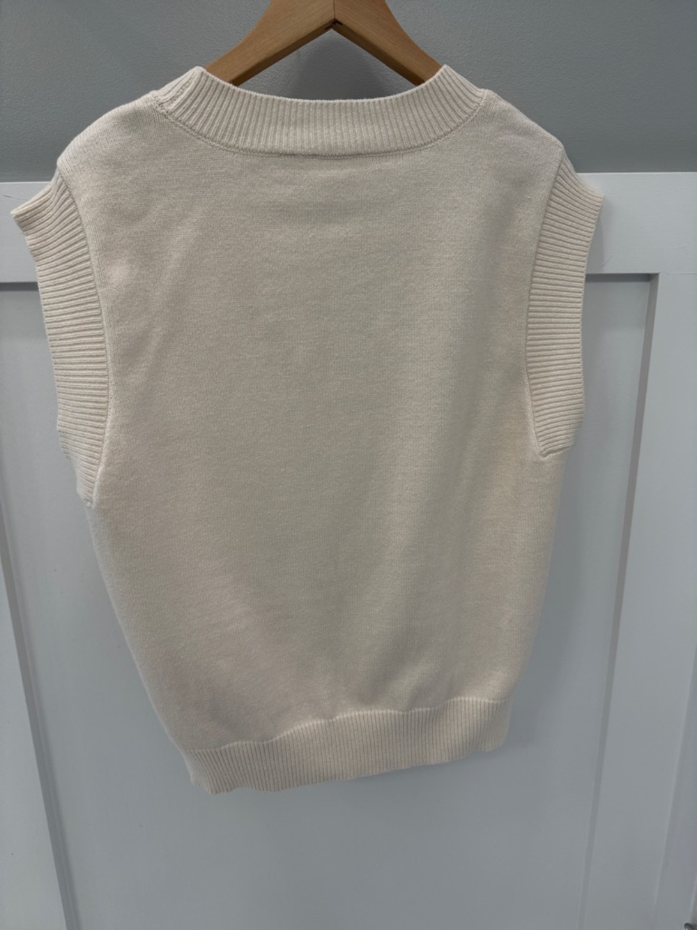 Cyrus Off-White Cable Knit Sleeveless Sweater Vest - Picture 3 of 3